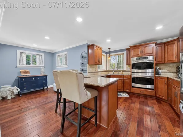 800 Hinford Ave, Lake Orion, MI 48362