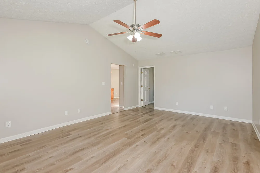 3 bed, 2.0 bath, 1360 sqft, $1,620 — Photo 3