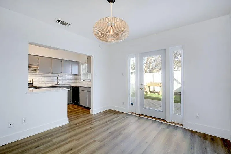 2401 Winsted Ln — Photo 4