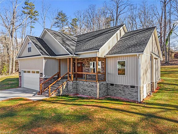 3rd image of 515 Woods Dr