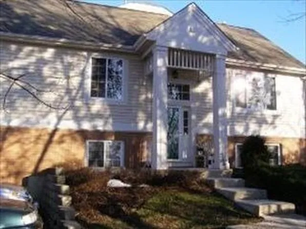 1913 Concord Dr, McHenry, IL 60050