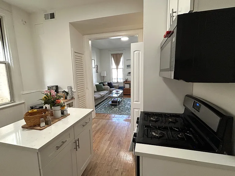 1140 N Winchester Ave #2R — Photo 2