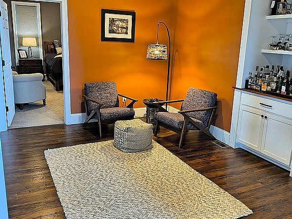 Sitting room between bedroom