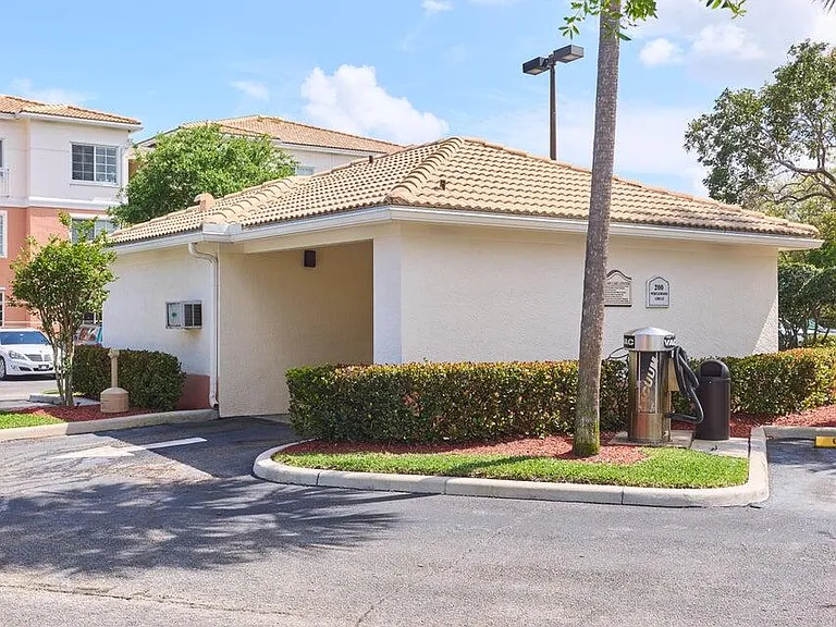 6101 Myrtlewood Cir W — Photo 30
