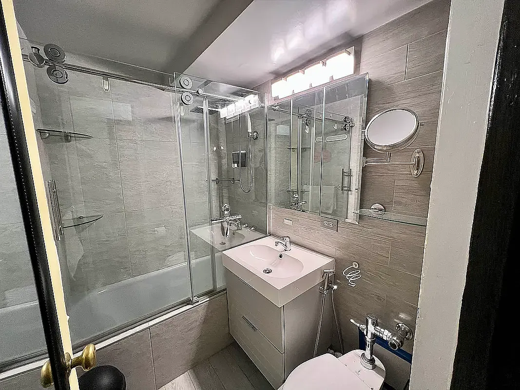 320 East 42nd Street — Photo 3
