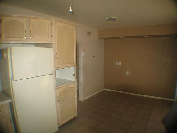 3rd image of 1711 W 6th Dr