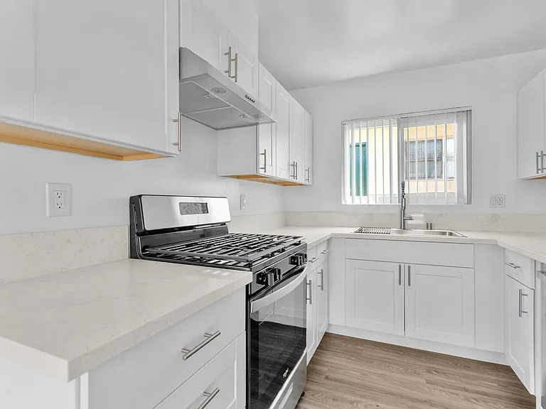 Encino Park West Apartments — Photo 22