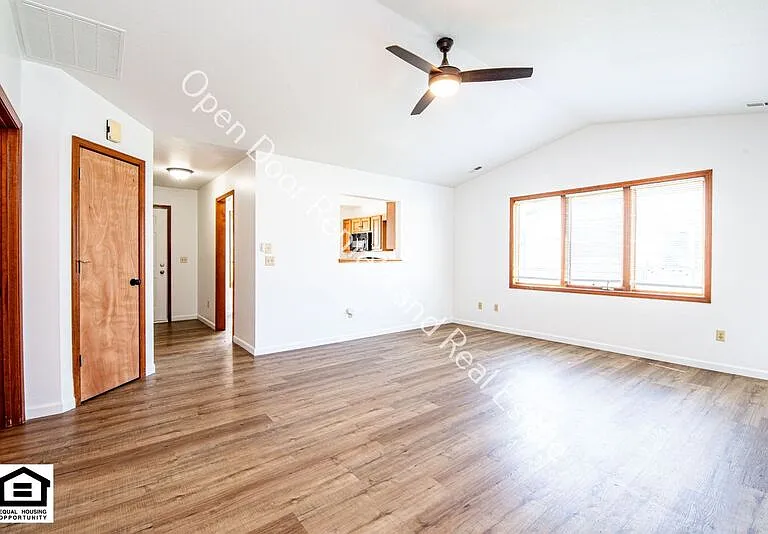 1525 Flagstone Dr — Photo 4