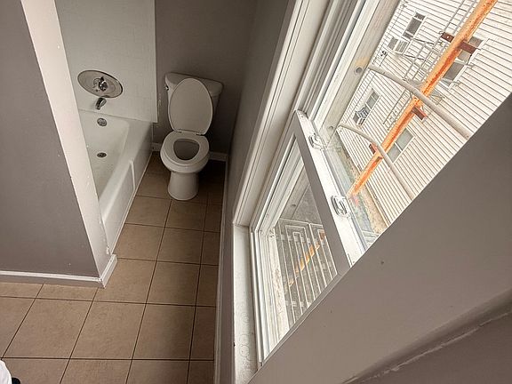 5th image of 139 Pitman St #2R