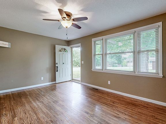 4th image of 1005 Pinewood Ct