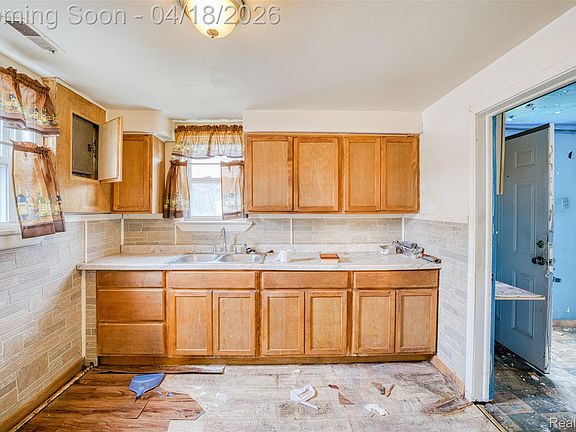 4th image of 35740 Beverly Rd