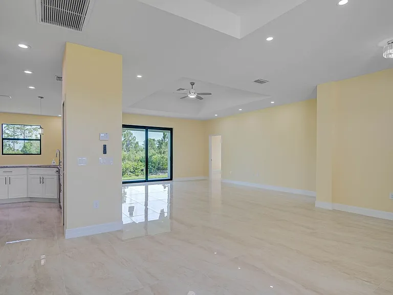 637 Cardinal St E — Photo 28