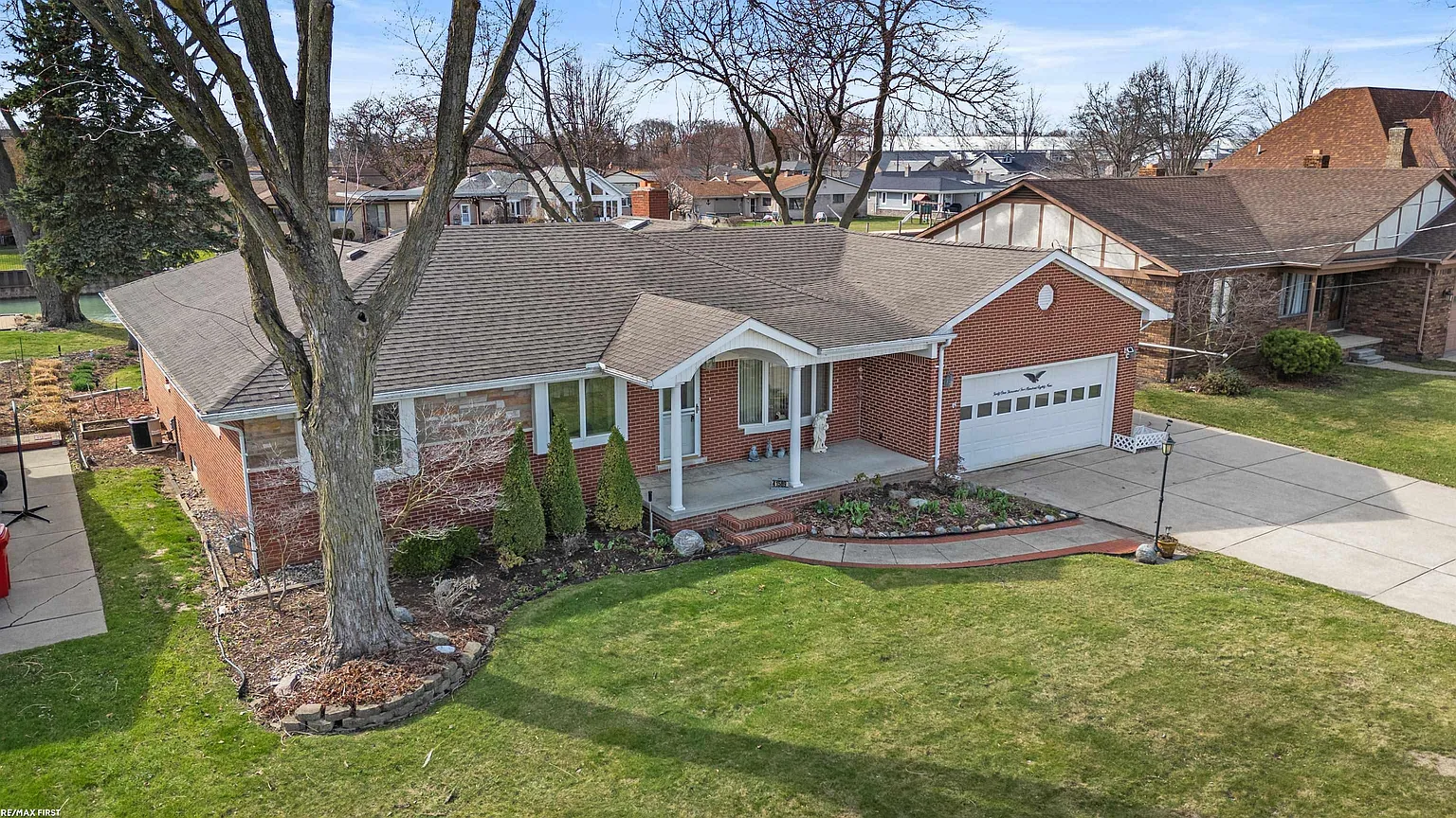 41589 Windmill St photo 1