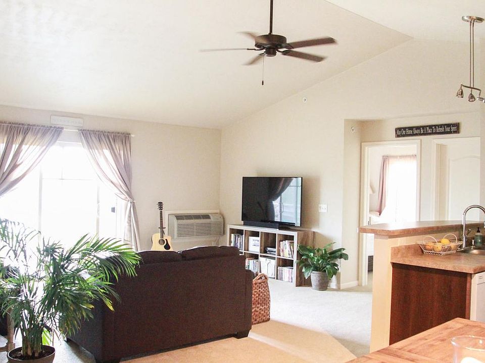 Cathedral ceilings with ceiling fan!