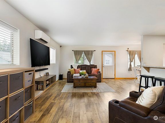 3rd image of 430 NE Hazelberry Court