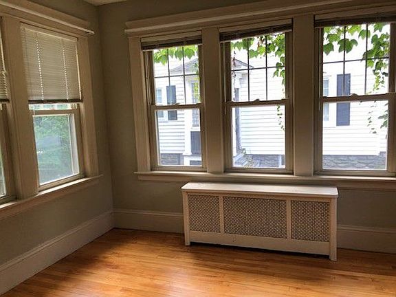 4th image of 118 Forest St