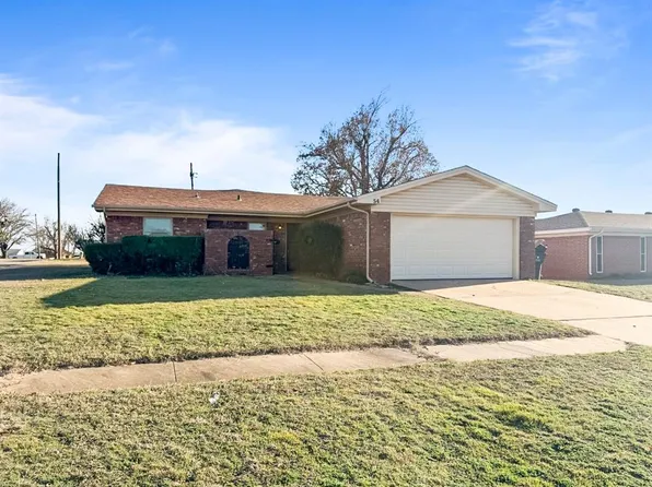 54 Ridgecrest Dr, Chickasha, OK 73018