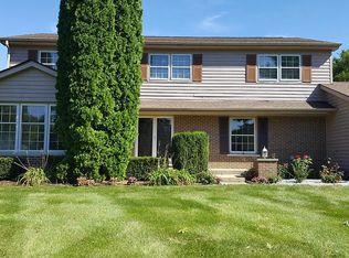 123 Colony Dr, Inverness, IL 60010