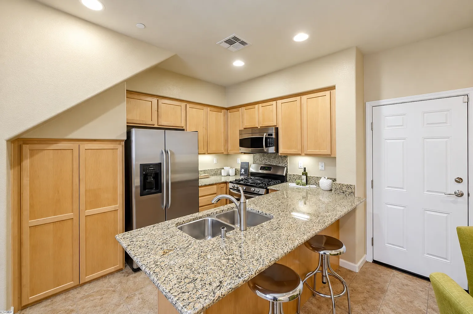 3 bed, 3.5 bath, 1388 sqft, $4,095 — Photo 3