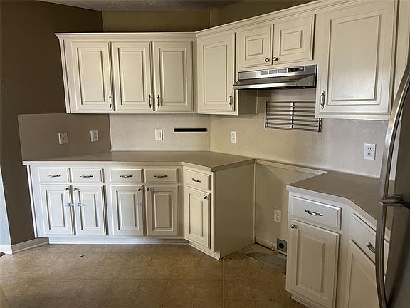 3rd image of 9210 Stingray Court