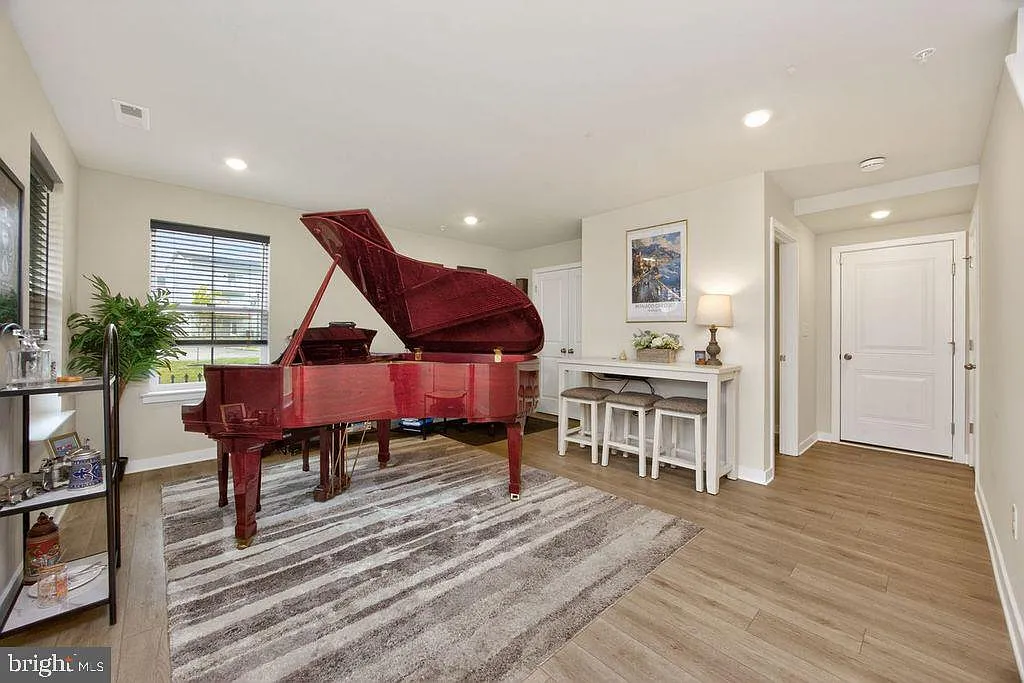 3 bed, 5.0 bath, 2700 sqft, $3,850 — Photo 4
