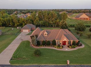 1008 N Edinburrough Way, Mustang, OK 73064