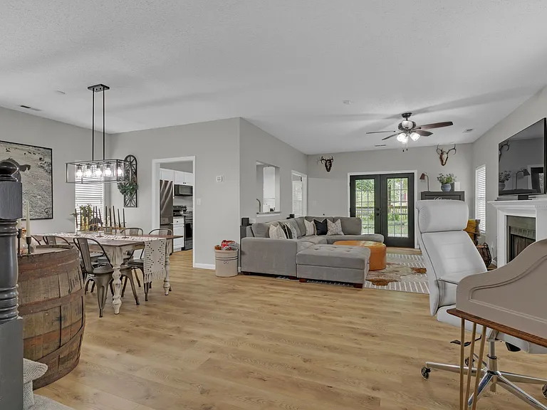 805 Vantage Ct — Photo 17