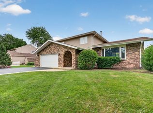 29W055 Schillinger Dr, Naperville, IL 60564