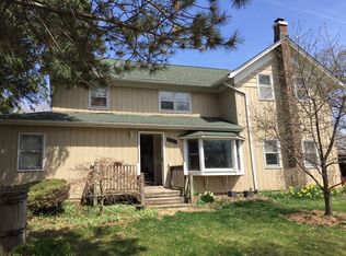 128 E Burnett Rd, Island Lake, IL 60042