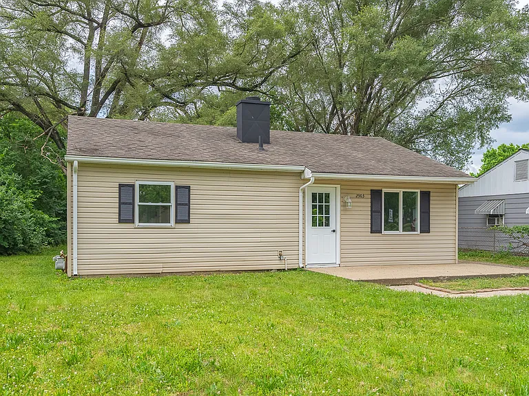 2903 Roslyn Dr — Photo 2