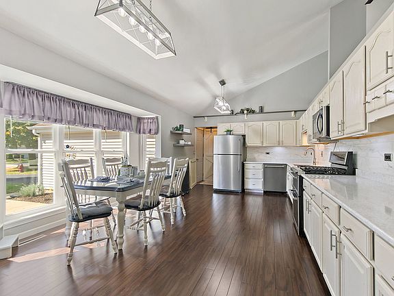 2nd image of 860 Woodland Ct