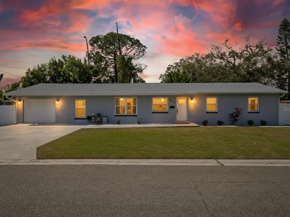 8050 Carolyn St NE, Saint Petersburg, FL 33702