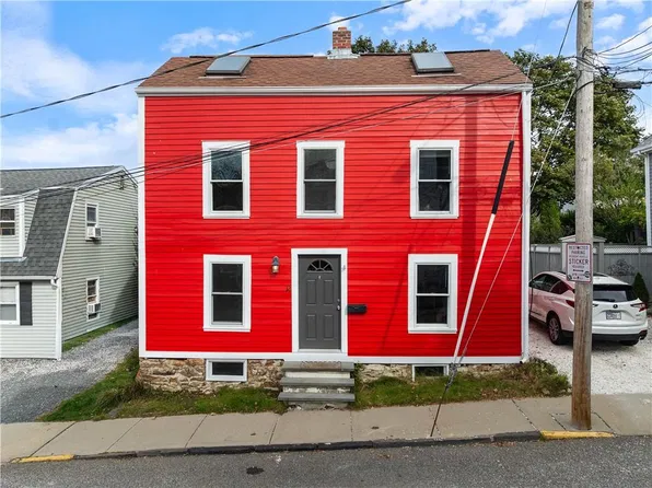 12 Holland St, Newport, RI 02840