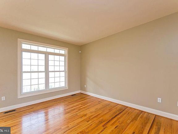 4th image of 105 Trent Ct