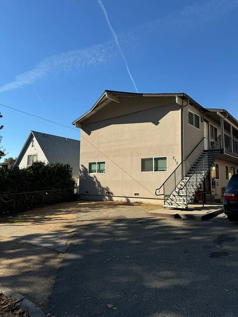 212 D Street — Photo 2