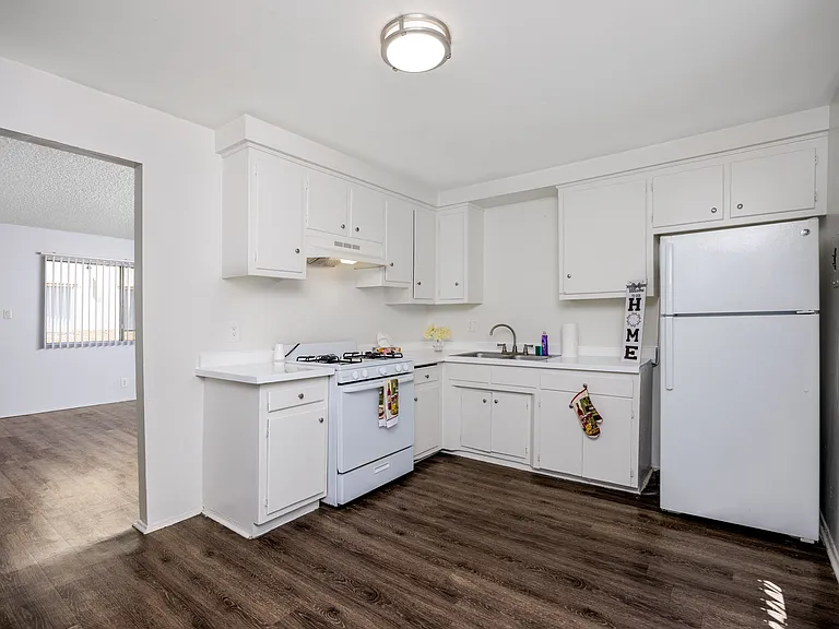 Eucalyptus Apartments — Photo 8