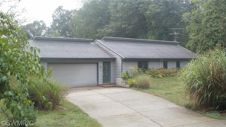 1st image of 852 Montcalm Ave NE