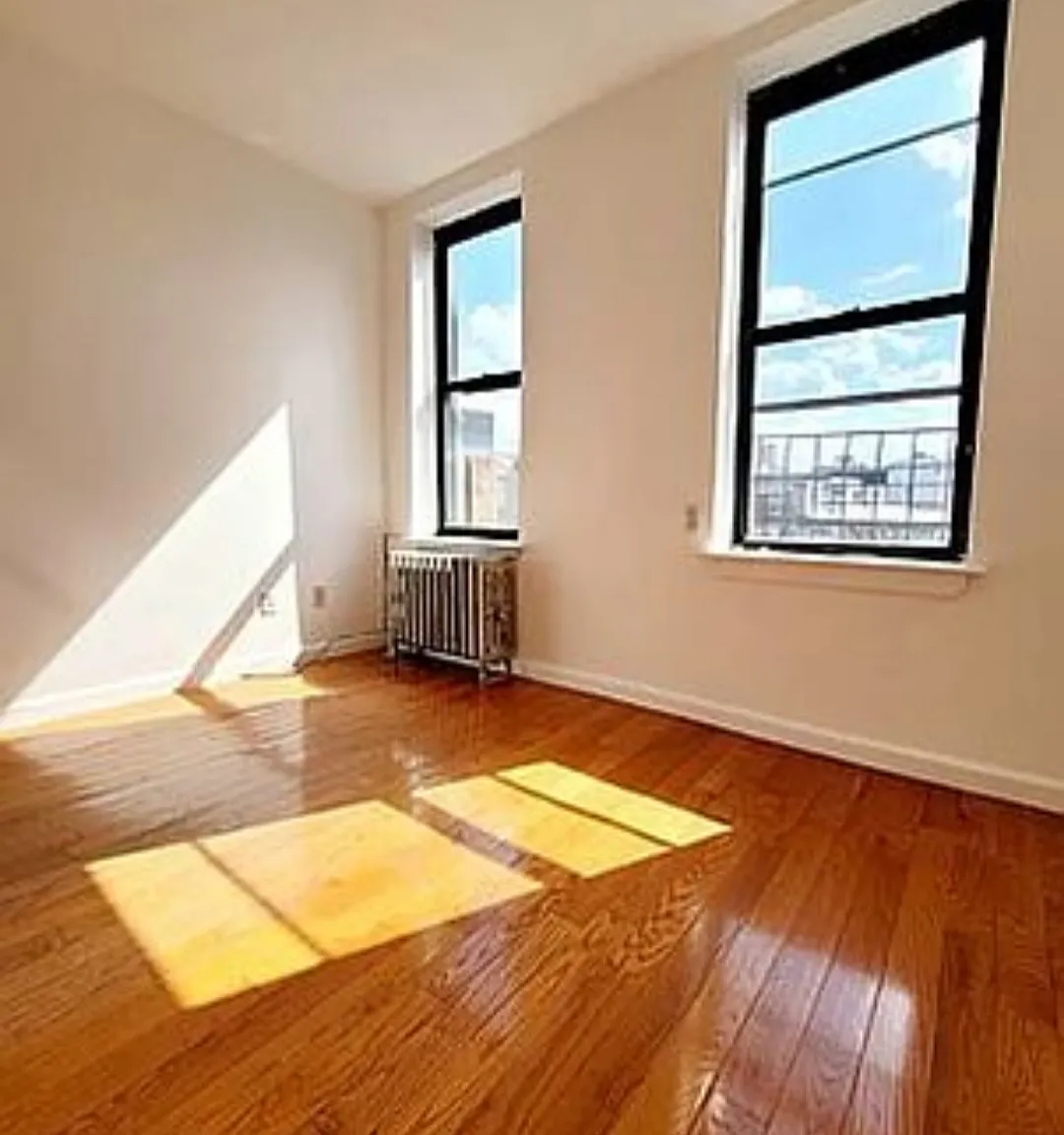 206 East 10th Street — Photo 1