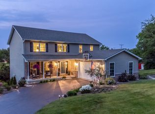 2208 Mills Pond Rd, Crystal Lake, IL 60014