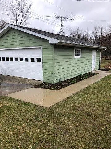 202 E Maple St — Photo 3
