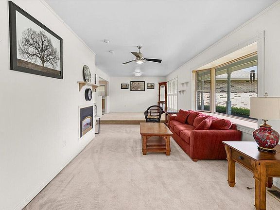 4th image of 425 Rolling Meadows Dr