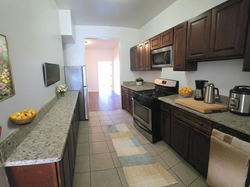 1st image of 2060 2nd Ave #3L