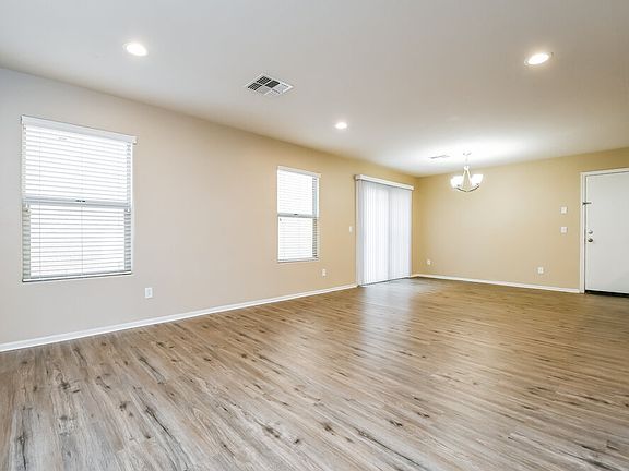 4th image of 923 S Pheasant Dr