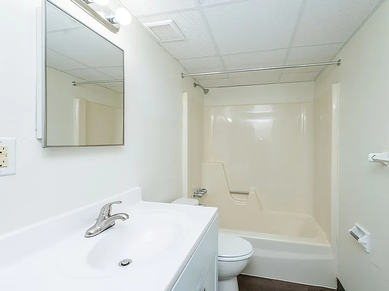 Landmark Apartments — Photo 26