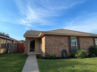 521 Stonehenge Dr, Grand Prairie, TX 75052