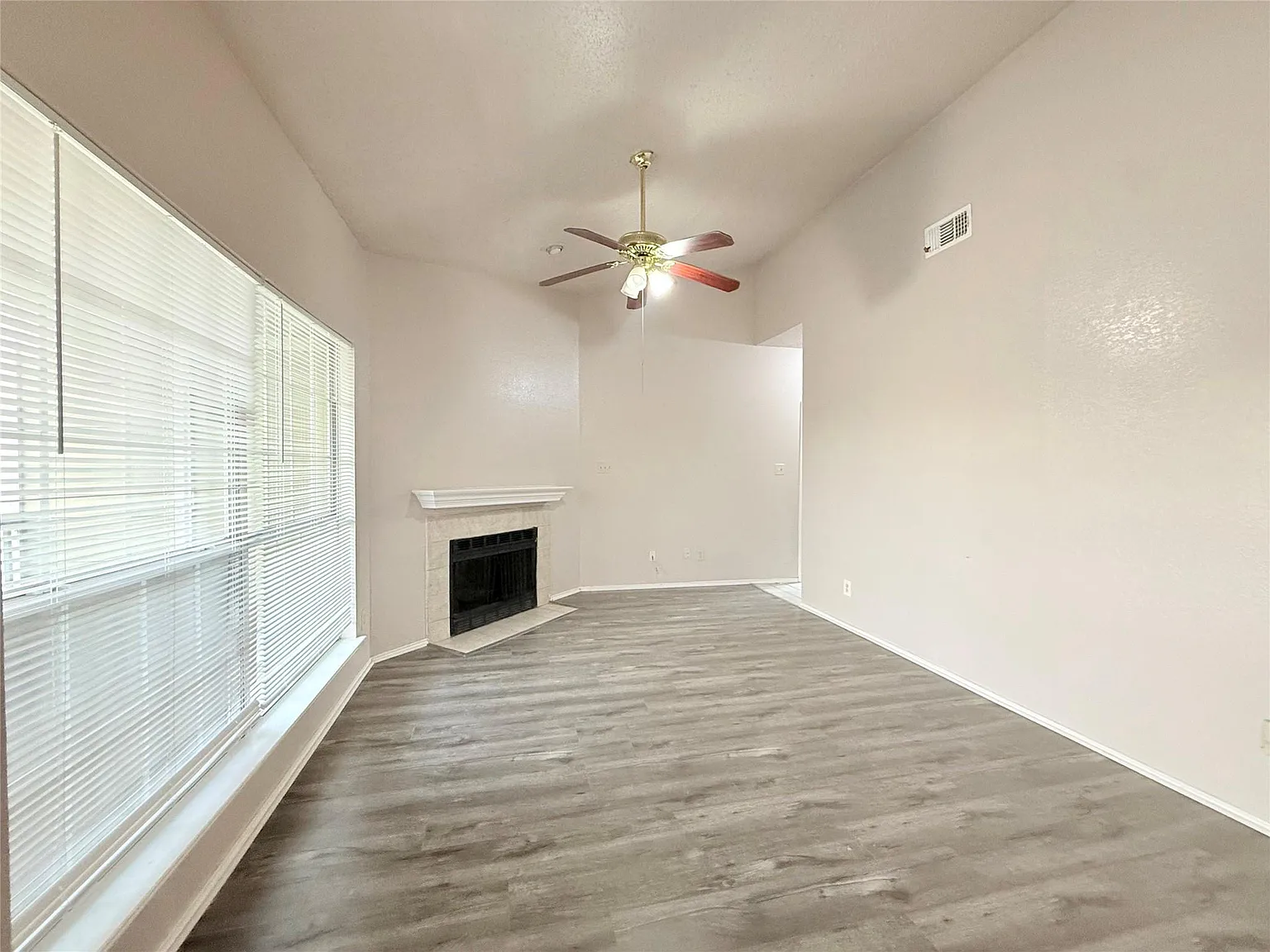 2 bed, 907 sqft, $1,500 — Photo 3