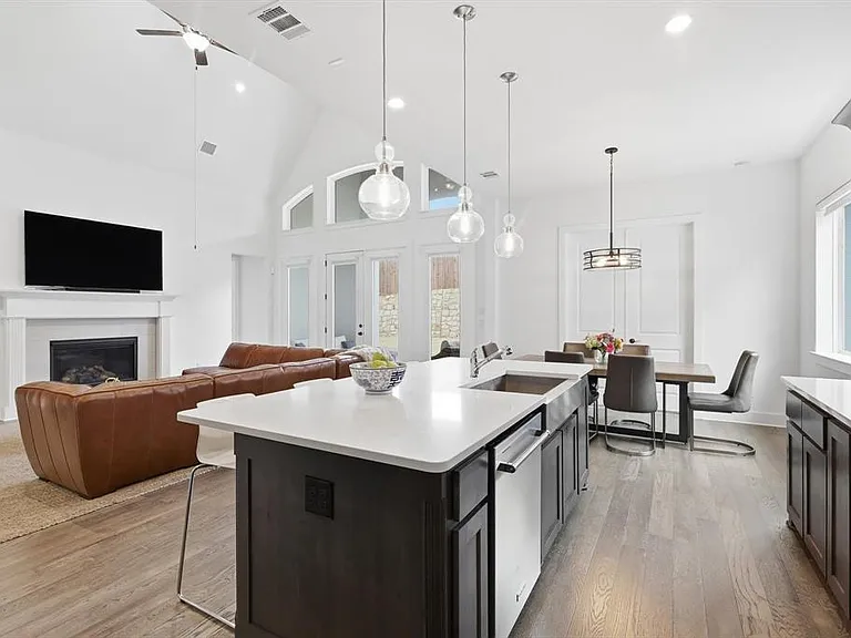 2020 Grey Bark St — Photo 9