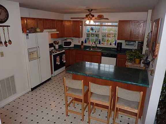 4th image of 604 Crab Apple Ln