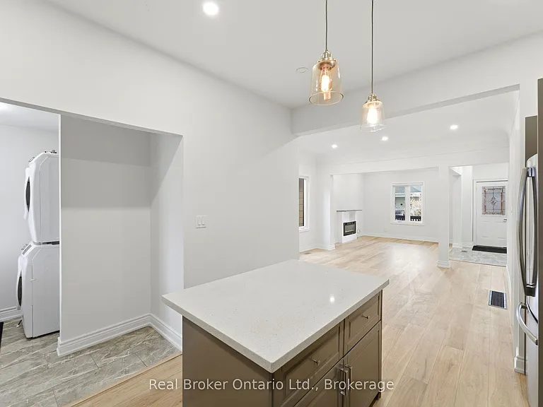 167 Rosslyn Ave N #UPPER — Photo 9