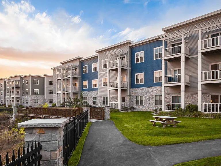 Mammoth Springs Apartments & Townhomes — Photo 20